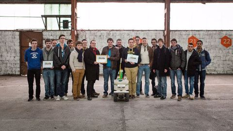 Finale du concours Move your robot 2016, la photo des gagnants. (©Naio - Tien Tran)