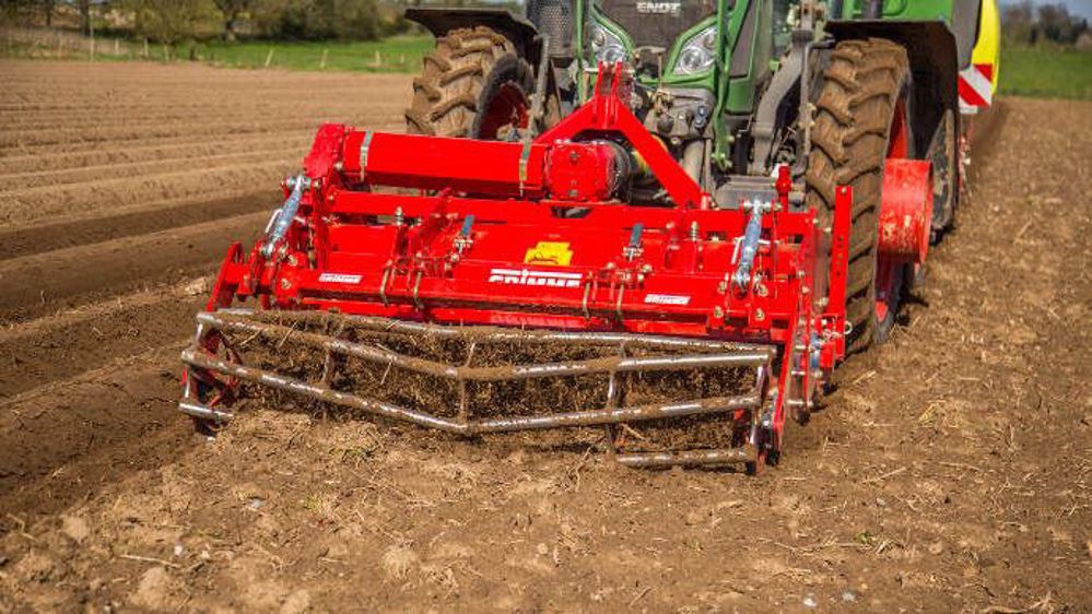 Installée à l'avant, la GF 200 prépare le terrain avant la plantation. (©Grimme)