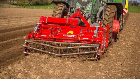 Installée à l'avant, la GF 200 prépare le terrain avant la plantation. (©Grimme)