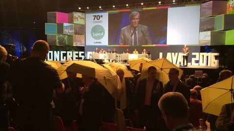 En clôture du congrès de la FNSEA à Laval, Stéphane Le Foll prononce son discours devant des agriculteurs dos à lui. (©Terre-net Média) 