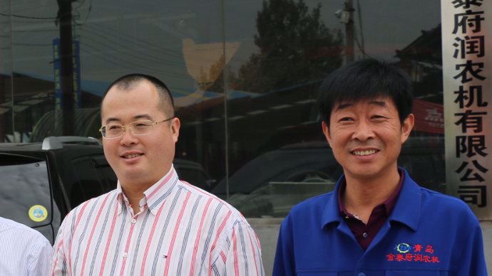 M. Ling et M. Wang devant la vitrine de leur usine de Shangaï.