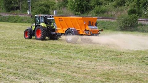L'épandage de la chaux sur prairie peut se faire au début du printemps avant la reprise de la végétation ou en été et en automne après la fauche. (©streumaster-agriculture.com / Panien)
