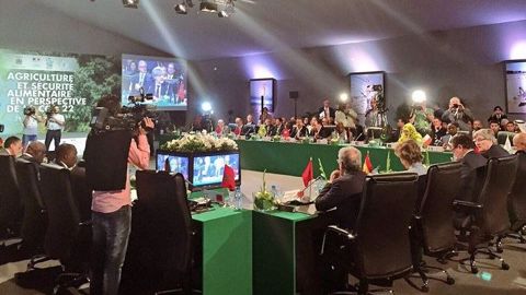 jeudi 28 avril 2016, Stéphane Le Foll défend l'initiative "4 pour 1000" au salon international de l'agriculture de Meknès, au Maroc. (@SLeFoll) 