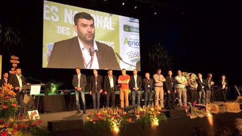 Jérémy Decerle, nouveau président de Jeunes agriculteurs, avec la nouvelle équipe dirigeante du syndicat. (©Terre-net Média)