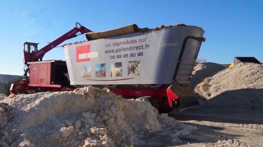 La <a target="_blank" href="http://www.pollendirect.fr/index.php?page=accueil">mélangeuse automotrice de 45m3 </a>est équipée d'une grue avec grappin pour charger les différents fourrages et coproduits préalablement livrés sur la ferme. (©BTPL)