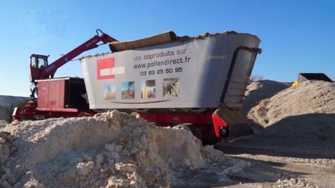 La <a target="_blank" href="http://www.pollendirect.fr/index.php?page=accueil">mélangeuse automotrice de 45m3 </a>est équipée d'une grue avec grappin pour charger les différents fourrages et coproduits préalablement livrés sur la ferme. (©BTPL)