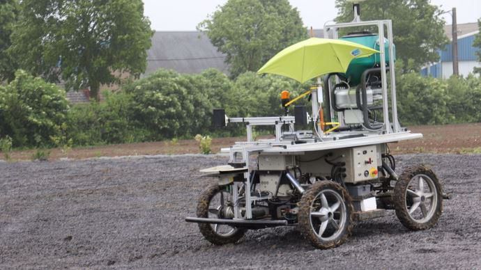 Le robot de l'Irstea est l'auxiliaire du tracteur grâce à une communication Wi-Fi