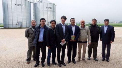 M. Shi Lei de la COFCO, M. Wang Zuojun de Dalian Xingze Malt Processing, M. Guo Dezhi de Crowton International Grain Ltd et M. Li de France Export Céréales Pékin ont été accueillis par Eric Grimonpont (Cérévia), Loïc Haffner et Philippe Rozat du service technique Damier Vert de Dijon Céréales. (©Cérévia)