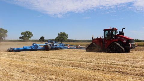 Lemken : châssis-porteur Gigant 12 S et quatre modules d’Héliodor 9 de 4 mètres tirés par un Quadtrac Case-Ih (©Terre-net Média )