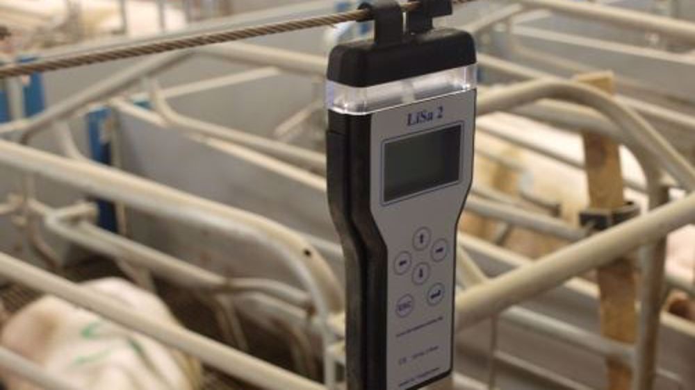 Chaque boîtier LiSa se place devant la case de mise-bas (©DR)