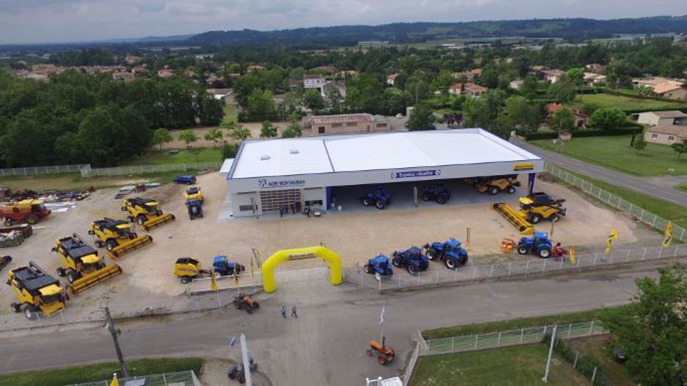 Un bâtiment dédié à la récolte regroupe un espace de stockage de 1 000 m², un atelier de 500 m² et un show-room de 450 m². (©Agri-Montauban)