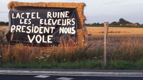 Banderole en bordure de route, en Bretagne. (©@FDSEA35 (compte twitter de la FDSEA 35)) Banderole en bordure de route, en Bretagne. (©@FDSEA35 (compte twitter de la FDSEA 35))