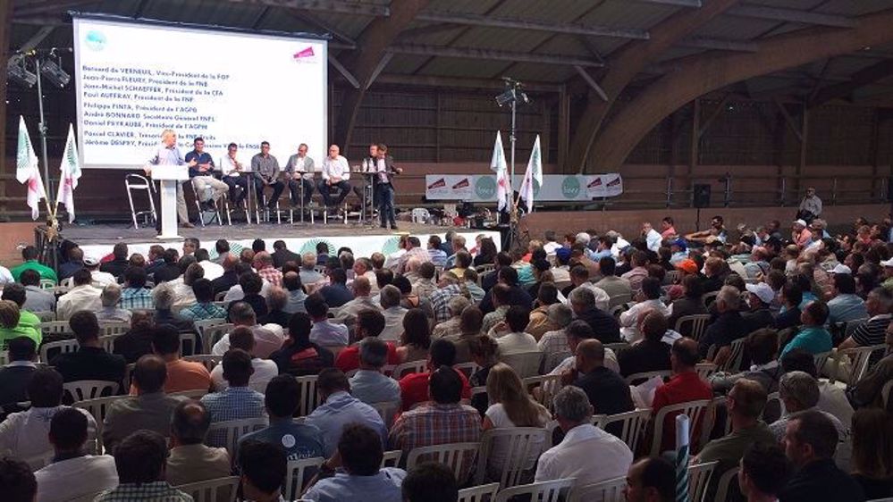 A Lamotte-Beuvron, environ 700 agriculteurs de la FNSEA et de JA sont réunis jeudi 1er septembre 2016 pour un meeting syndical. (©Terre-net Média) 