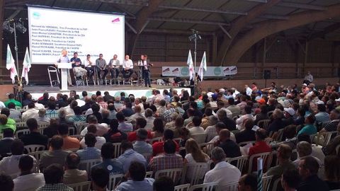 A Lamotte-Beuvron, environ 700 agriculteurs de la FNSEA et de JA sont réunis jeudi 1er septembre 2016 pour un meeting syndical. (©Terre-net Média) 
