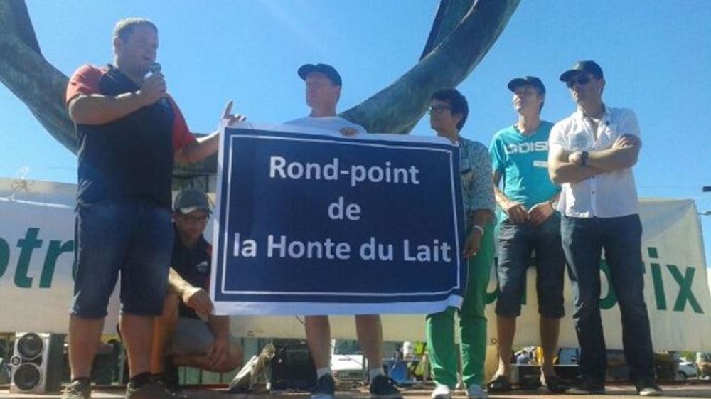 Les centaines d'éleveurs bloquant depuis lundi l'entrée de Lactalis à Laval ont rebaptisé le rond-point du zoom "rond-point de la honte du lait". (©@JABretagne) 