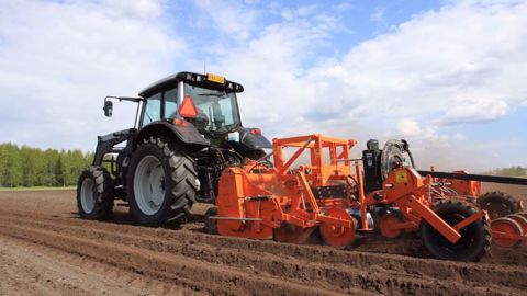 Le Valtra N121 au travail. (©Valtra)
