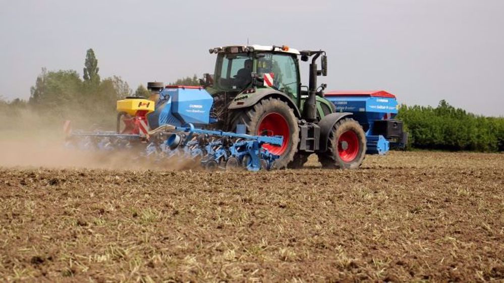A partir du mois d'octobre dans l'Ouest, mieux vaut semer la prairie en deux temps : les graminées à l'automne puis un sursemis de légumineuses au printemps. (©Lemken)
