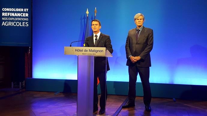 Manuel Valls et Stéphane Le Foll ont présenté mardi 4 octobre 2016 un nouveau plan d'urgence pour le secteur agricole.