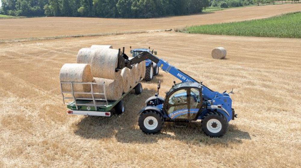 Le télescopique New Holland LM7.35 au chargement de paille. (©New Holland)<span style="font-size: 14px; text-align: justify; color: #000000;"> 