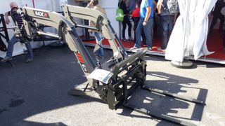 MX C4 et C4+, petits par la taille mais grands par les équipements. (©Terre-net Média ) MX C4 et C4+, petits par la taille mais grands par les équipements. (©Terre-net Média )