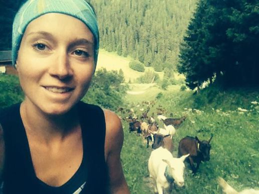Caroline Joguet et ses chèvres en route pour l'alpage