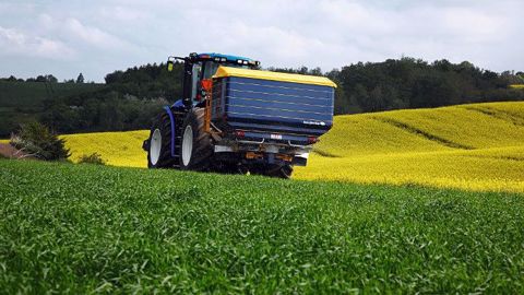 Avec sa trémie de 6 000 kg, Bogballe M6W est le plus gros épandeur au monde. (©Bogballe)