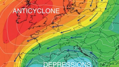 Situation météorologique prévue cette semaine (ici pour mercredi). L’anticyclone britannico-scandinave et les dépressions méditerranéennes ramènent de l’air froid continental jusqu’en France par flux d’Est. (©MeteoNews)