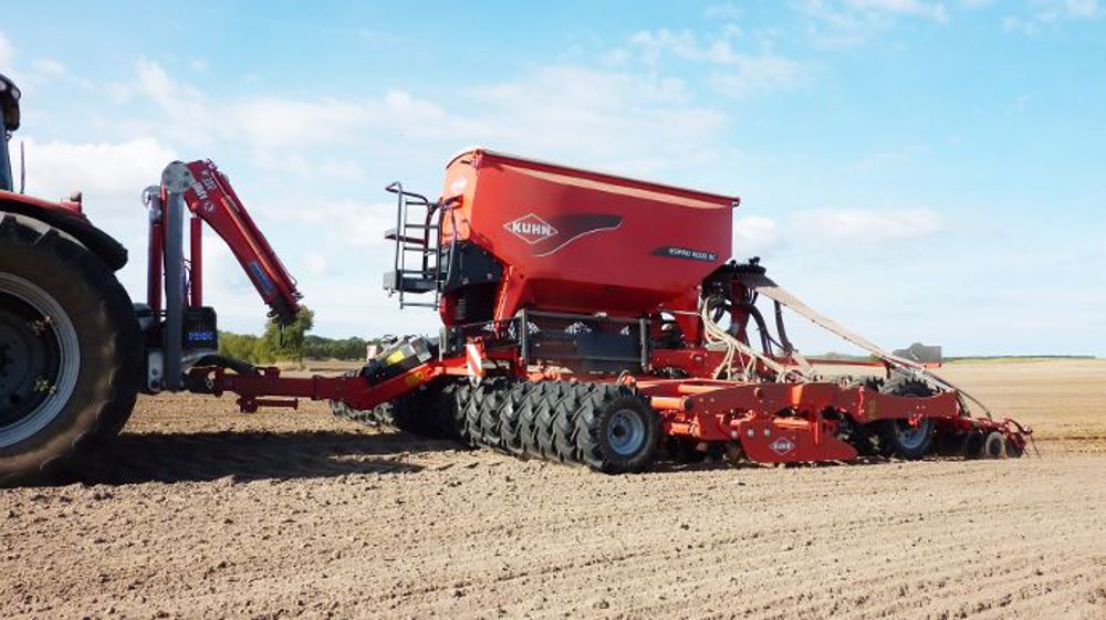 L'Espro 6000 RC de Kuhn dispose d'une deuxième tête de répartition pour semer deux espèces en un seul passage. (©Kuhn)