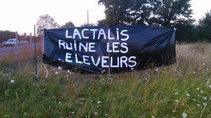 Banderole en bordure de route, lors des manifestations contre le géant laitier en 2016.