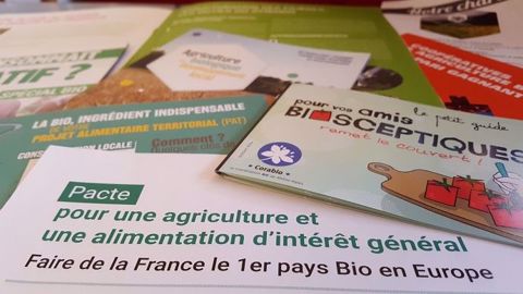 Les candidats à la Présidentielle 2017 sont invités par les acteurs de la filière bio à signer le "pacte bio 2017". (©Terre-net Média) Les candidats à la Présidentielle 2017 sont invités par les acteurs de la filière bio à signer le "pacte bio 2017". (©Terre-net Média)