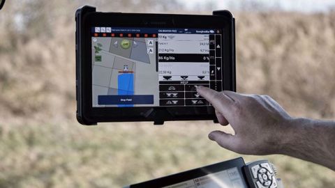 Une simple tablette suffit pour piloter son semoir à engrais. (©Lemken)