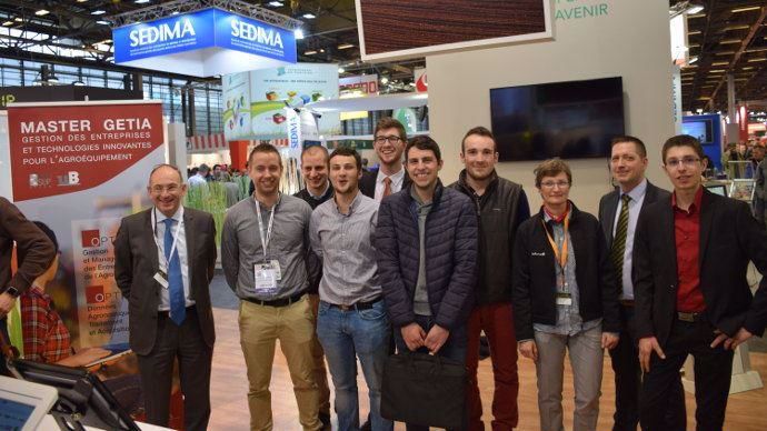 Une partie des étudiants diplômés de l'année 2016 en présence du Directeur d'Agrosup Dijon (François Roche-Bruyn), de la responsable de la formation Iseae (Christelle Gée) et du président de la commission formation de l'Axema (Laurent Quichon)
