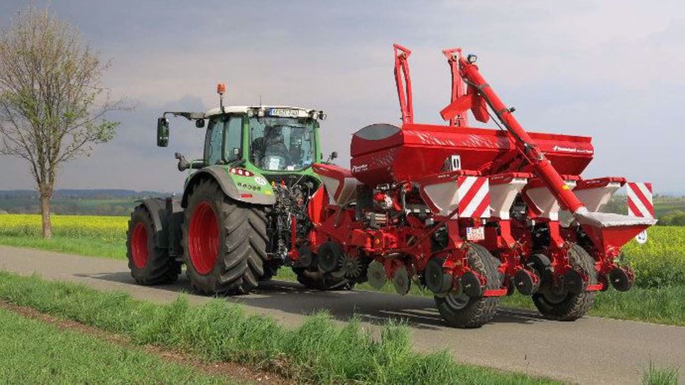 Kverneland Optima TFprofi : Un transport sur route maintenant jusqu'à 25 km/h. (©Kverneland)