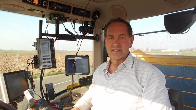 Une fois dans le tracteur, l’exploitant jongle entre deux boîtiers.