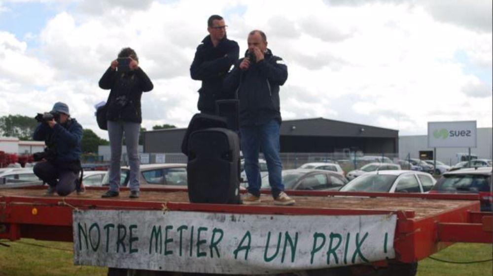 Les agriculteurs bloquent le site Sodiaal de Guingamp. (©Fdsea Côtes d'Armor)