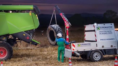 Pendant la récolte, Euromaster vous dépanne où que vous soyez, 7 jours/7 et 24 h/24. (©Euromaster) Pendant la récolte, Euromaster vous dépanne où que vous soyez, 7 jours/7 et 24 h/24. (©Euromaster)