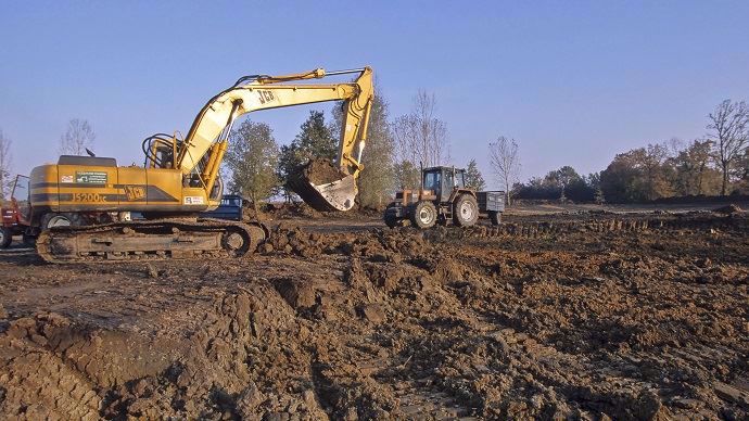 Un terrassement à des fins agricoles peut, dans les zones de présomption de prescription archéologique, mettre au jour des vestiges. Les détruire expose le propriétaire du terrain à des poursuites pénales.