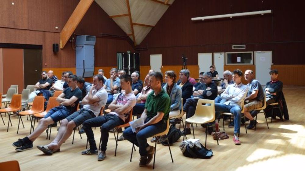 Le 9 juin, à Roézé-sur-Sarthe (72), les éleveurs adhérents de La vache heureuse ont échangé autour du bilan carbone et des pratiques pour l’alléger. (@Cécile Julien)