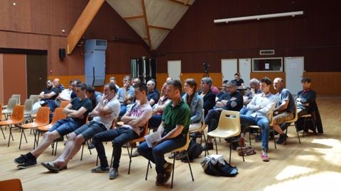Le 9 juin, à Roézé-sur-Sarthe (72), les éleveurs adhérents de La vache heureuse ont échangé autour du bilan carbone et des pratiques pour l’alléger. (@Cécile Julien) Le 9 juin, à Roézé-sur-Sarthe (72), les éleveurs adhérents de La vache heureuse ont échangé autour du bilan carbone et des pratiques pour l’alléger. (@Cécile Julien)