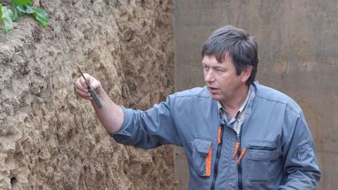 Frédéric Thomas, agriculteur, partage ses connaissances des sols et de l'agriculture de conservation. (©Regenacterre) Frédéric Thomas, agriculteur, partage ses connaissances des sols et de l'agriculture de conservation. (©Regenacterre)