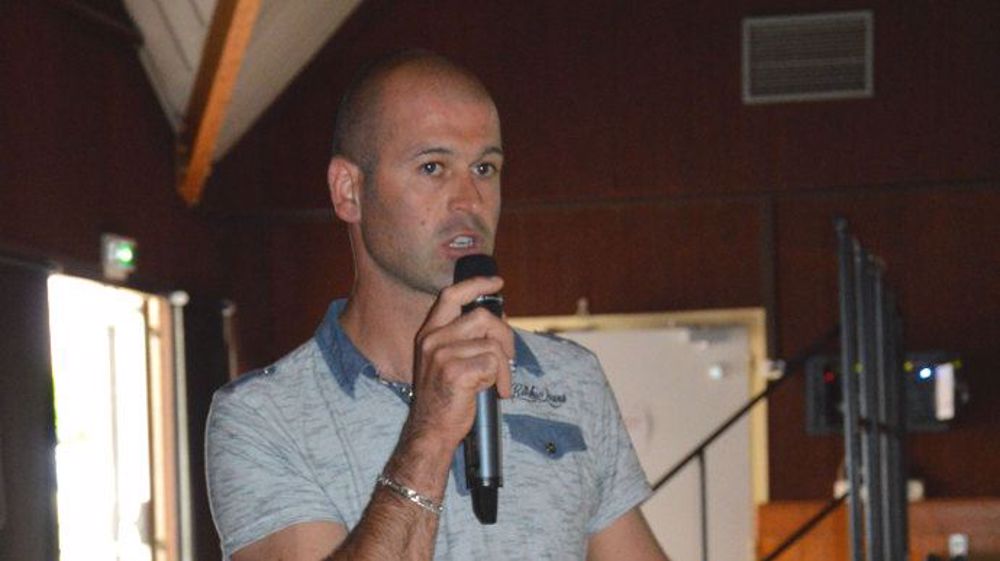 Eleveur dans les Deux-Sèvres, Xavier Bruneau veut gagner en autonomie alimentaire pour son troupeau laitier et mieux préserver ses sols. (©Cécile Julien)