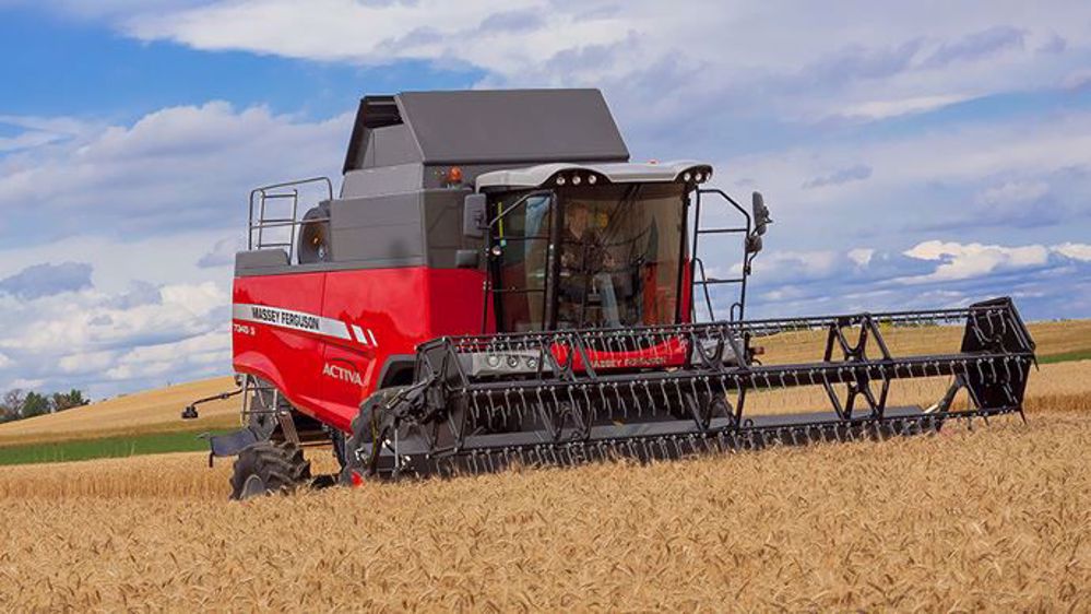 La moissonneuse-batteuse corrige le dévers latéral jusqu'à 20 % dans sa version quatre roues motrices. (©Massey Ferguson)