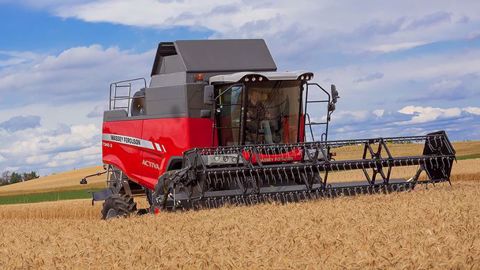 La moissonneuse-batteuse corrige le dévers latéral jusqu'à 20 % dans sa version quatre roues motrices. (©Massey Ferguson)
