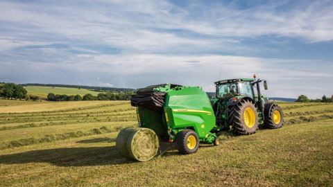 Sept nouvelles presses à balles rondes à chambre variable remplacent les série 800 et 900. (©John Deere)