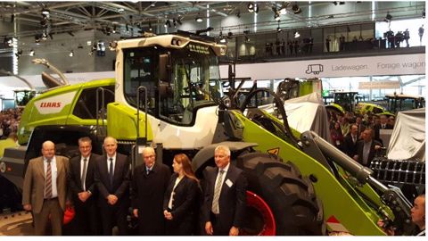 Les deux familles Claas et Liebherr étaient présentes pour dévoiler la nouvelle gamme de produits issus de leur partenariat. (©Terre-net Média) Les deux familles Claas et Liebherr étaient présentes pour dévoiler la nouvelle gamme de produits issus de leur partenariat. (©Terre-net Média)