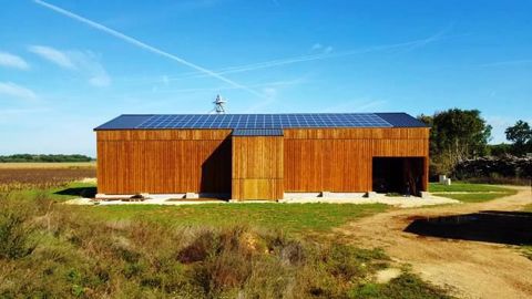 Suite à des problèmes de séchage du foin extérieur, la SCEA feuillages (86) s'est tournée vers le séchage solaire en grange (©Base) Suite à des problèmes de séchage du foin extérieur, la SCEA feuillages (86) s'est tournée vers le séchage solaire en grange (©Base)