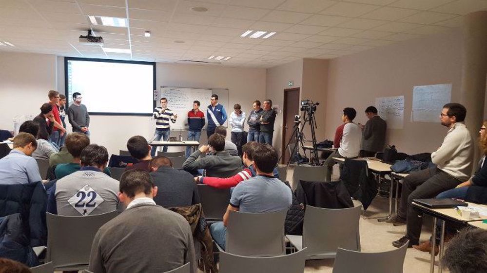 Agriculteurs et étudiants partagent leurs innovations lors de la restitution des groupes de travail. (©Terre-net Média)