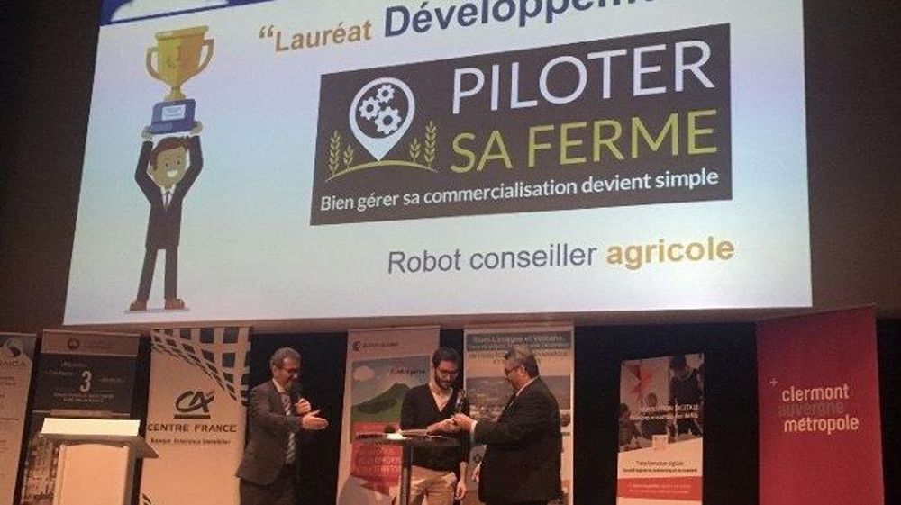 Olivier Bianchi, président Clermont Auvergne Métropole, Marc-Alexis Roquejoffre et le co-fondateur de la start-up Xavier Faure. (©Twitter)