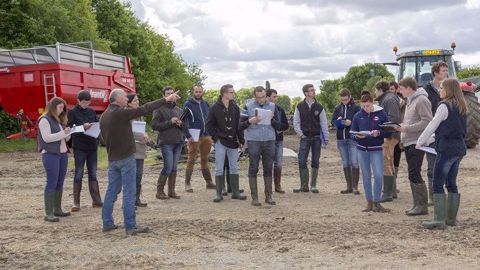 Le "verdissement" de l'agriculture imposera à l'enseignement agricole de s'adapter, selon une étude du ministère de l'agriculture, qui entrevoie quatre scénarios possibles. (©Watier Visuels)