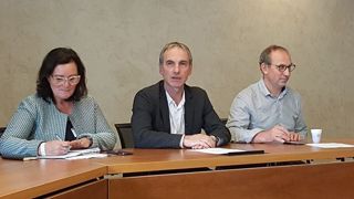 Marie-Thérèse Bonneau, Thierry Roquefeuil et André Bonnard, ici en septembre 2017, entendent bien concrétiser les engagements pris du plan de filière laitière en matière d'indicateurs de valorisation, d'ici début juillet 2018. (©Terre-net Média) Marie-Thérèse Bonneau, Thierry Roquefeuil et André Bonnard, ici en septembre 2017, entendent bien concrétiser les engagements pris du plan de filière laitière en matière d'indicateurs de valorisation, d'ici début juillet 2018. (©Terre-net Média)